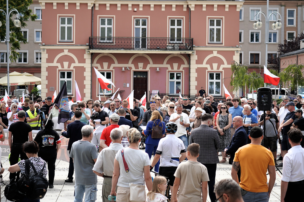 Częstochowianie i kibice Rakowa protestowali przeciwko imigracji na pikiecie Konfederacji