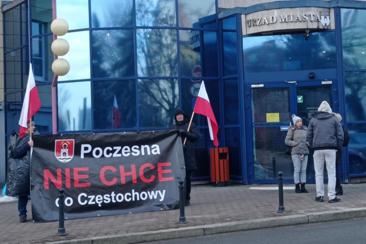 Mieszkańcy gminy Poczesna protestują pod Urzędem Miasta w Częstochowie