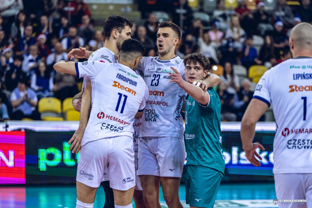 Norwid pogrąża się w kryzysie. A już w środę wyrusza w Europę